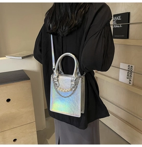 Détail du sac à bandoulière en cuir laser argenté avec chaîne en perles et éclat
