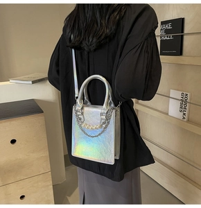 Détail du sac holographique argenté avec chaîne de perles et texture gaufrée