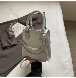 Détail du sac cabas en cuir PU laser argenté avec chaîne en perles et fini brillant