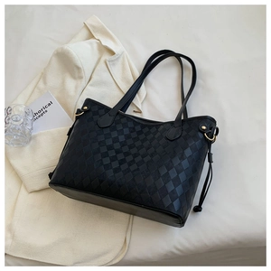 Détails du sac fourre-tout en cuir matelassé noir avec anneau doré et cordon de serrage
