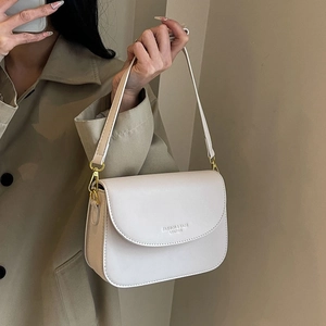Elegante borsa a tracolla squadrata in pelle bianco panna con dettagli metallici oro