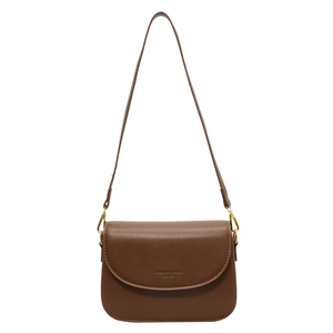 Borsa a tracolla classica in pelle marrone con design minimalista e dettagli dorati