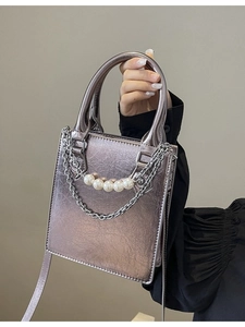 Sac à main argenté métallisé à plis avec chaîne en perles et bandoulière amovible