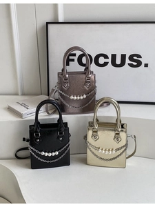 Trois mini sacs à main métallisés en bronze, noir et or avec chaîne perlée et bandoulière
