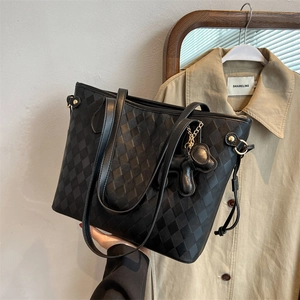 Grand sac cabas noir matelassé à motif damier avec pendentif chien pour femmes
