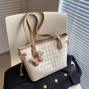 Sac fourre-tout matelassé blanc cassé avec anses en cuir marron et breloque chiot