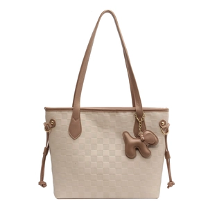 Sac fourre-tout matelassé beige et marron à carreaux avec breloque chien pour femme