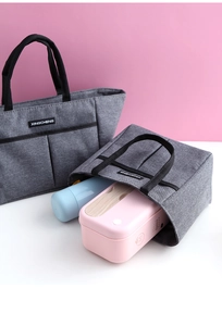 Détail du grand sac isotherme montrant la capacité pour une boîte bento et une bouteille