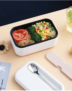 Détail d'une lunch box électrique blanche à deux couches avec rangement pour couverts et repas