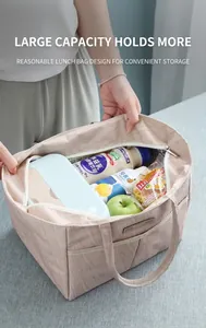 Vista macro della borsa termica beige con foglio di alluminio e grande capacità interna
