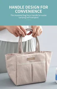 Dettaglio di una borsa termica beige con doppio manico e tasche frontali portaoggetti