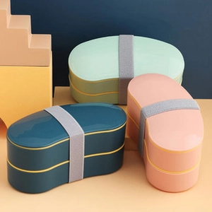 Tre scatole bento impilabili con cinghie elastiche in varie opzioni di colori pastello