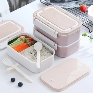 Dettaglio del porta pranzo a doppio strato con coperchio effetto legno e divisorio in inox