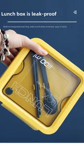 Dettaglio di un bento box giallo da 1100ml con posate e guarnizione a prova di perdite