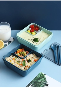 Dettaglio di un porta pranzo a tre scomparti con posate coordinate e coperchio opaco