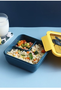 Dettaglio di un contenitore bento a 3 scomparti con coperchio giallo e base blu scuro