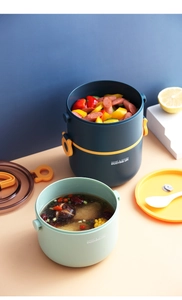 Detail van dubbellaagse magnetronbestendige lunchtrommel met handvatten en vershoudbakjes