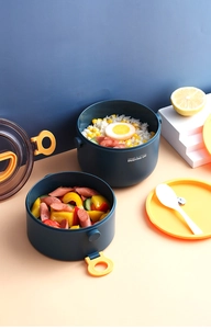 Macro-opname van de ronde lunchbox met interne compartimenten en een witte bijpassende lepel