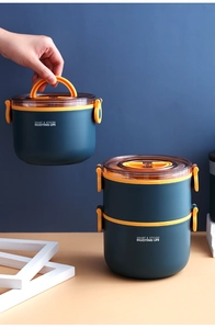 Detail van de blauwe lunchbox met geel handvat en stevige zijsluitingsgespen