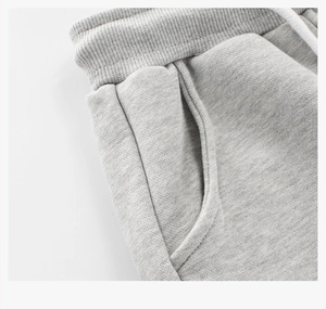 Détails du jogging gris pour enfants avec taille élastique et cordons de serrage blancs
