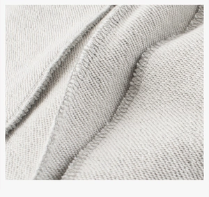 Détail de la texture en coton French Terry gris et coutures renforcées de qualité