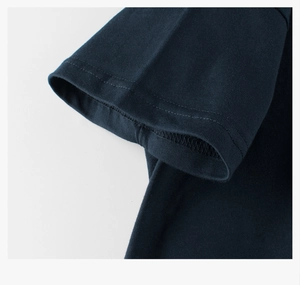 Dettaglio del polsino con doppia cucitura su t-shirt blu scuro a maniche corte da ragazzo