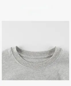 Gros plan du col rond d'un t-shirt gris pour enfants en maille de coton de qualité