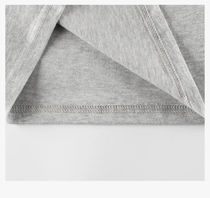 Vue détaillée de l'ourlet à double couture et du tissu en maille grise du t-shirt en coton