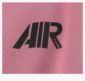 Primer plano de textura de algodón rosa con estampado AIR en camiseta infantil