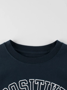 T-shirt in cotone blu scuro per ragazzi con stampa POSITIVE e scollo rotondo