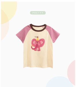 Détail d'un t-shirt enfant avec imprimé éléphant dessin animé et manches raglan roses