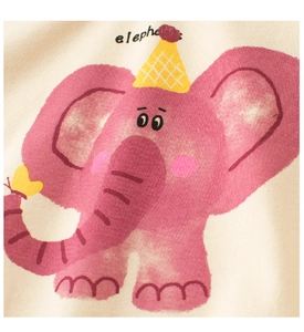 Gros plan d'un imprimé éléphant rose sur un t-shirt pour enfant en coton blanc cassé