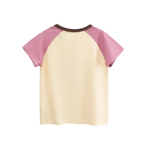 Détail du t-shirt à manches raglan pour enfants avec couleurs contrastées jaune et violet