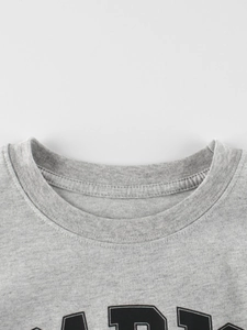 Gros plan du col de t-shirt gris en coton avec lettrage Paris de style universitaire