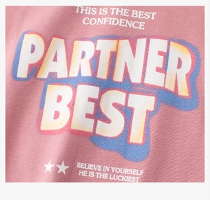 Κοντινό πλάνο της εκτύπωσης PARTNER BEST σε μαλακό ροζ βαμβακερό ύφασμα με λεπτή πλεκτή υφή