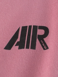 Camiseta rosa holgada para niños con gráfico AIR negro y suave textura de algodón tejido