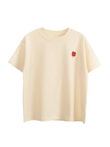 Minimalist cream short-sleeve cotton T-shirt with red clover embroidery on the chest