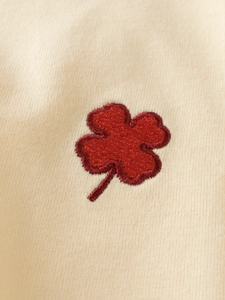 Kids cream cotton knit T-shirt featuring a detailed red lucky clover embroidery detail