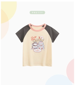 Detail of cotton kids' t-shirt with cartoon bear print and contrast raglan sleeves