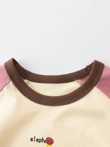 T-shirt enfant avec manches raglan roses et col rond côtelé marron contrasté