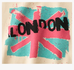 Détail de l'imprimé graffiti London avec drapeau britannique sur t-shirt en coton beige