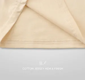 Gros plan détaillé sur la double couture de l'ourlet d'un t-shirt en coton crème