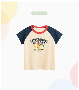 Détail d'un t-shirt en coton pour fille avec imprimé chiot et manches raglan bleu marine