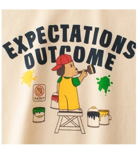 Détail du tissu en coton d'un t-shirt avec illustration de chien de dessin animé