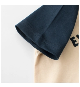 Gros plan sur le tissu en coton de qualité et les coutures du t-shirt à manches raglan