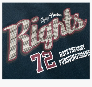 Détail du texte 'Rights' et de l'imprimé graphique numéro 72 sur un t-shirt bleu foncé
