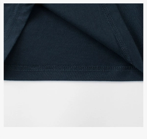Détail du tissu en maille bleu marine avec couture d'ourlet à double aiguille de qualité