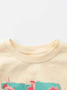 T-shirt enfant crème à manches courtes avec imprimé artistique vintage et col rond côtelé