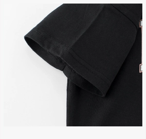 Detail der Doppelnaht am Ärmel und der Stofftextur auf einem schwarzen Baumwoll-T-Shirt