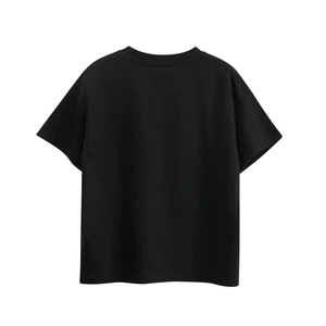 Rückansicht eines schlichten schwarzen Baumwoll-T-Shirts mit lockerer Drop-Shoulder-Passform